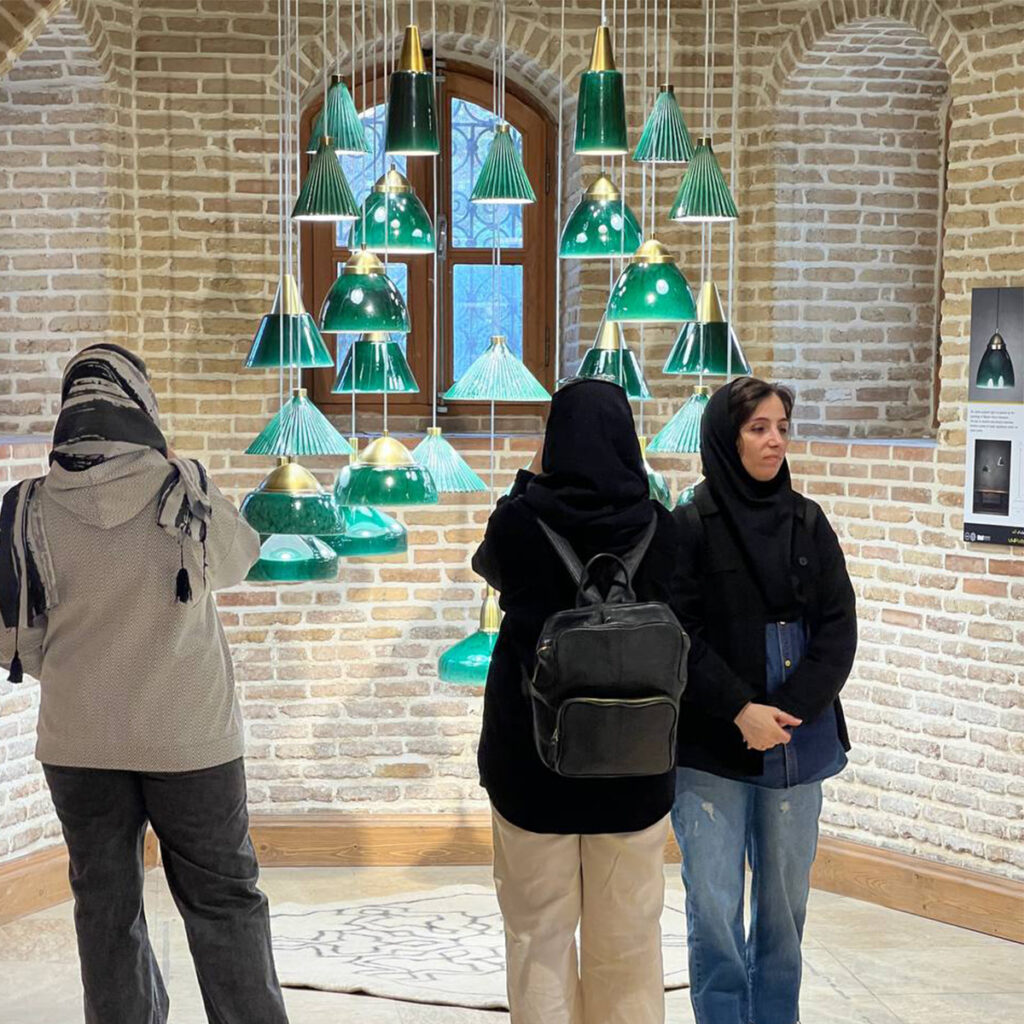 نمایشگاه هفته طراحی تهران از ۲۰ تا ۲۶ آبان ۱۴۰۴ در دانشگاه هنر ایران – گالری پردیس باغ ملی برگزار شد و به‌عنوان یکی از مهم‌ترین رویدادهای سال طراحی صنعتی کشور، بستری گسترده برای نمایش دستاوردهای طراحان، ارائه محصولات نوآورانه و برقراری ارتباط میان طراحان و صنعت ایجاد کرد.