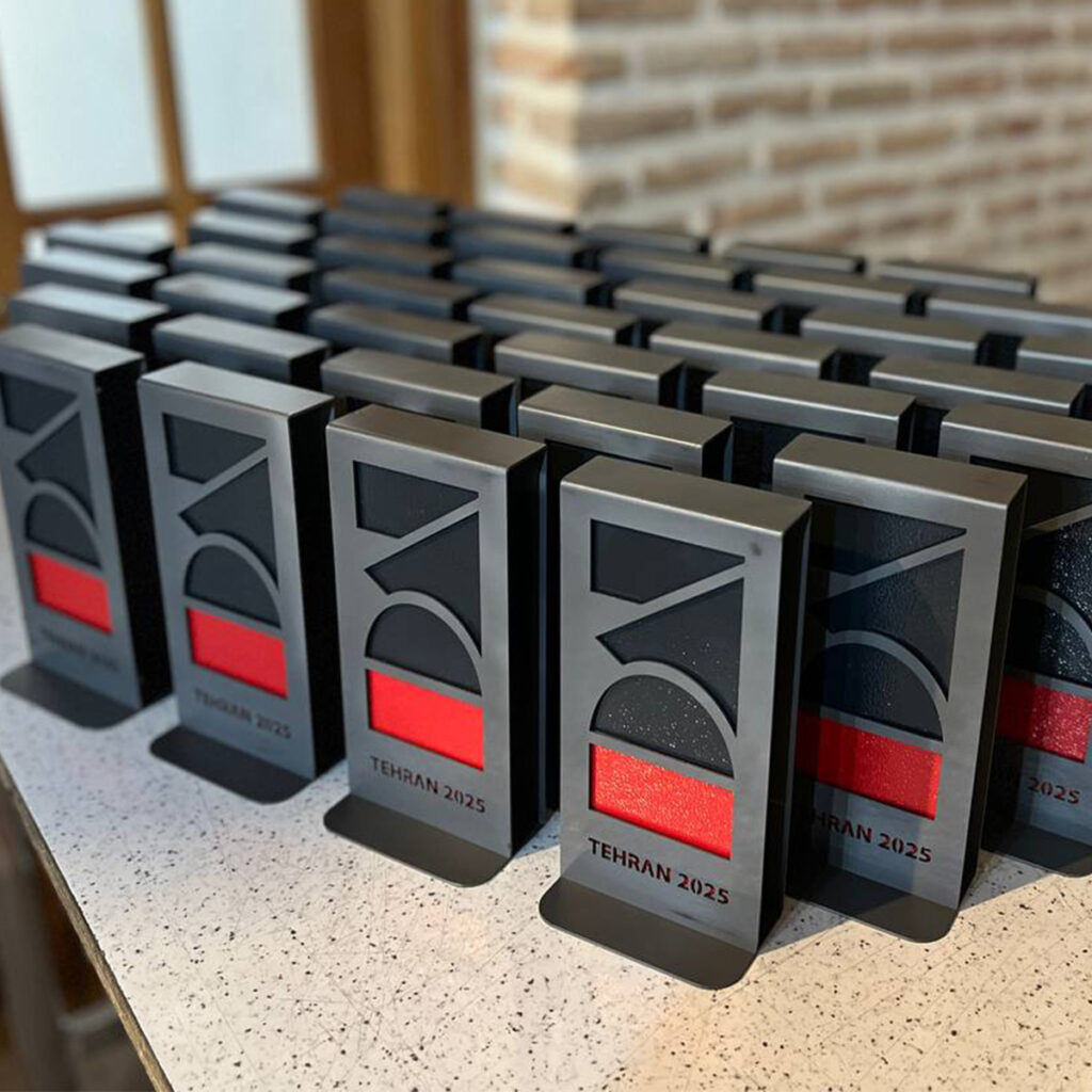 نمایشگاه هفته طراحی تهران از ۲۰ تا ۲۶ آبان ۱۴۰۴ در دانشگاه هنر ایران – گالری پردیس باغ ملی برگزار شد و به‌عنوان یکی از مهم‌ترین رویدادهای سال طراحی صنعتی کشور، بستری گسترده برای نمایش دستاوردهای طراحان، ارائه محصولات نوآورانه و برقراری ارتباط میان طراحان و صنعت ایجاد کرد.