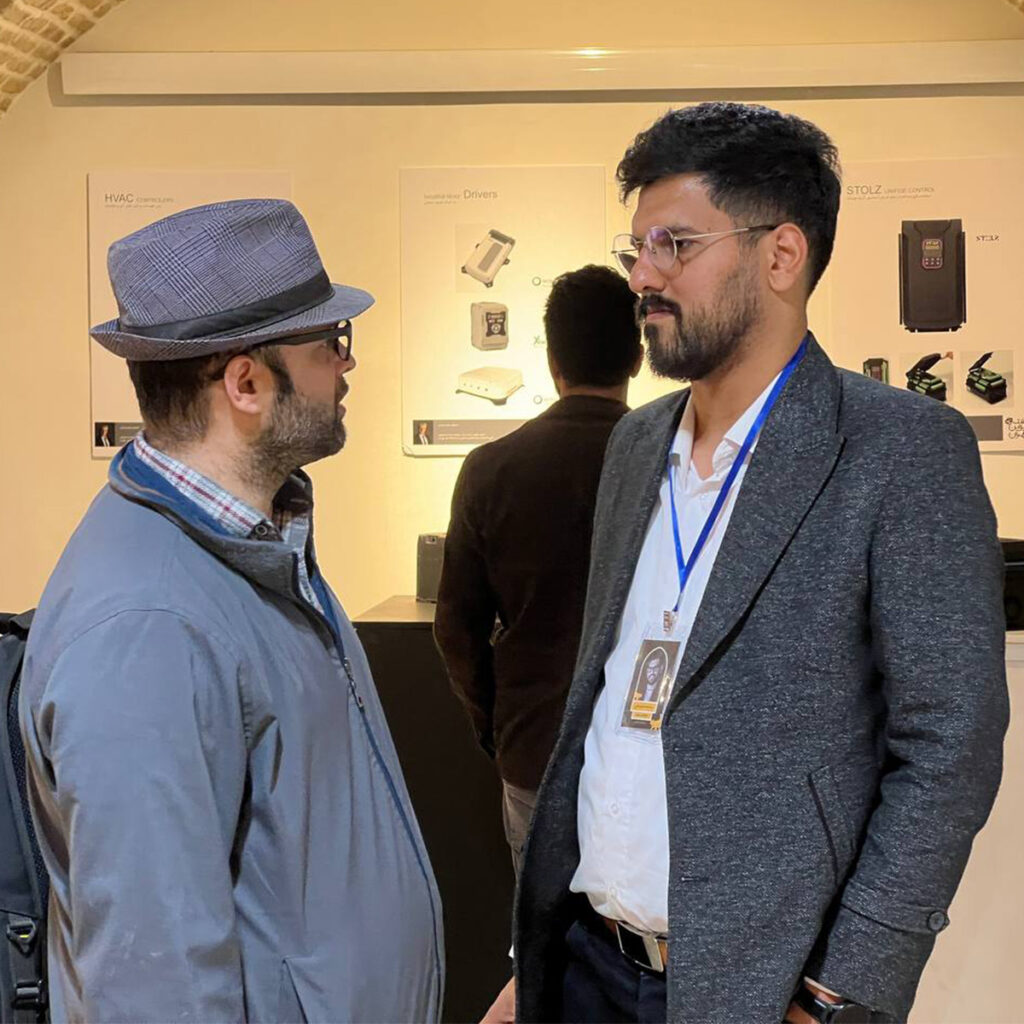 نمایشگاه هفته طراحی تهران از ۲۰ تا ۲۶ آبان ۱۴۰۴ در دانشگاه هنر ایران – گالری پردیس باغ ملی برگزار شد و به‌عنوان یکی از مهم‌ترین رویدادهای سال طراحی صنعتی کشور، بستری گسترده برای نمایش دستاوردهای طراحان، ارائه محصولات نوآورانه و برقراری ارتباط میان طراحان و صنعت ایجاد کرد.